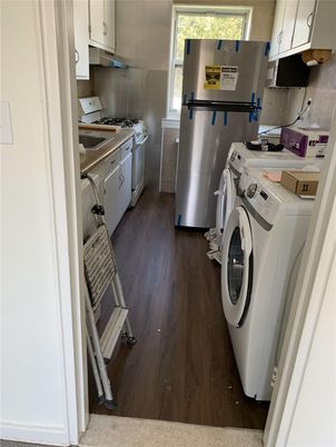 Interior, Washer, Wood Texture Flooring