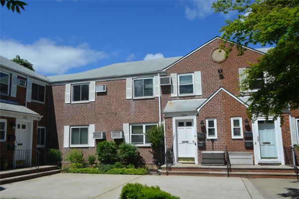 Exterior, Facade, Brick Facade, Rowhouse