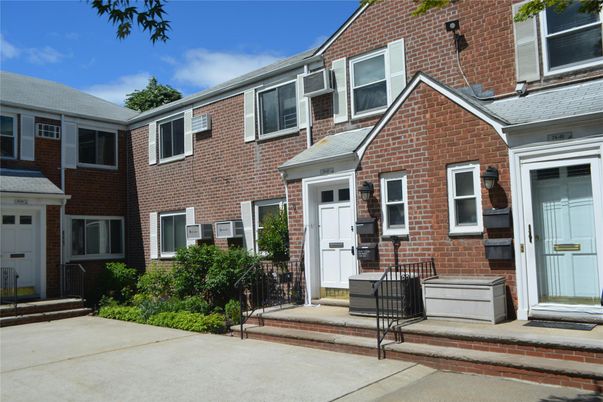 Exterior, Facade, Brick Facade, Rowhouse