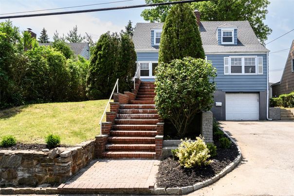 Attached, Exterior, Facade, Cape Cod
