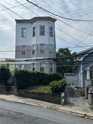 Exterior, Facade, Rowhouse