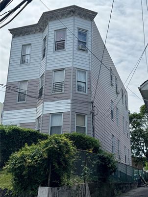 Exterior, Facade, Rowhouse