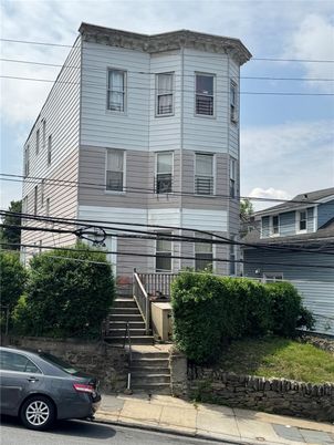 Exterior, Facade, Rowhouse