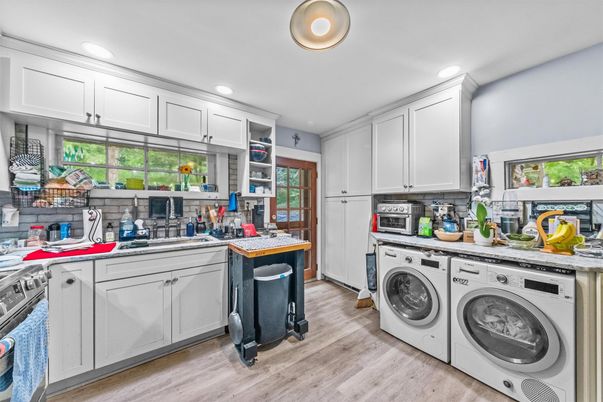 Interior, Recessed Lighting, Washer, Wood Texture Flooring