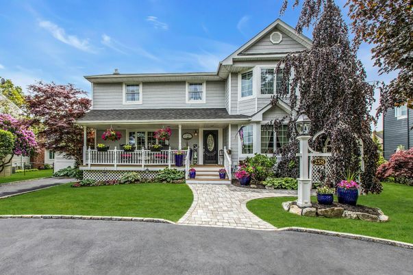 Exterior, Facade, Queen Anne Victorian