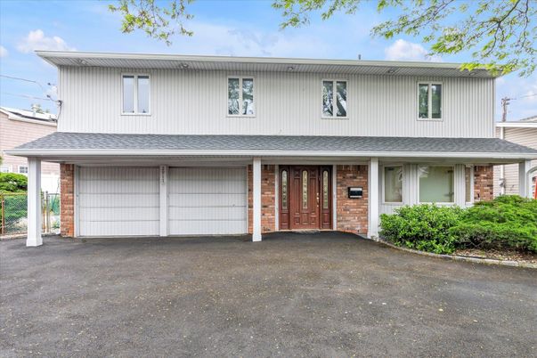 Attached, Exterior, Facade, Brick Facade, Raised Ranch