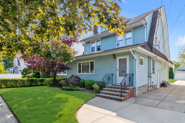Exterior, Facade, American Foursquare