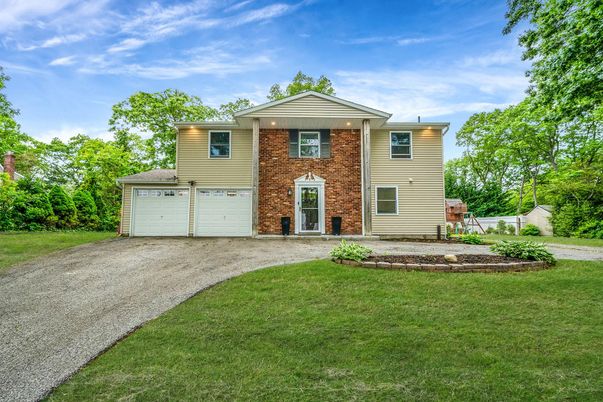 Attached, Exterior, Facade, Brick Facade, Raised Ranch