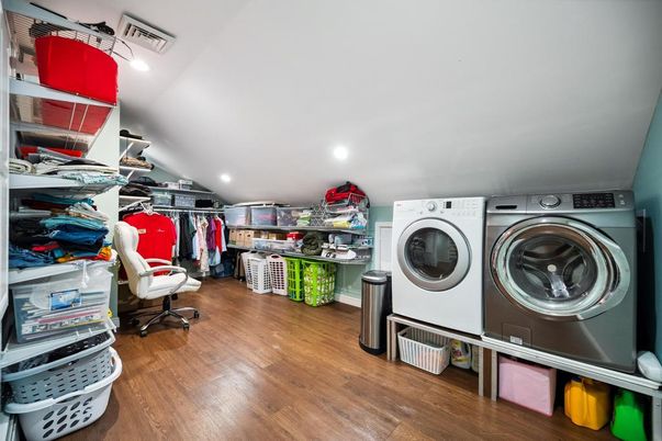 Interior, Recessed Lighting, Washer, Wood Texture Flooring