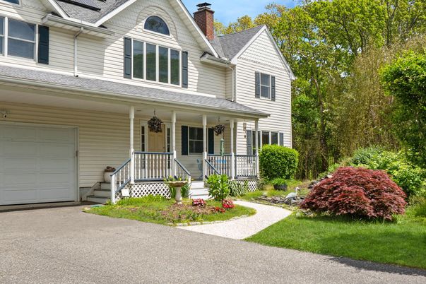 Attached, Exterior, Facade, Queen Anne Victorian