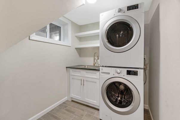 Interior, Utility Closets, Washer, Wood Texture Flooring