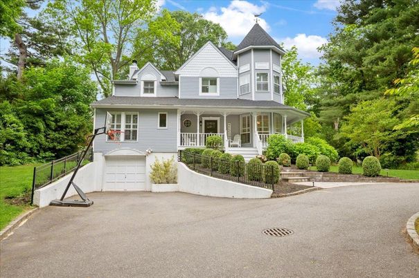 Attached, Exterior, Facade, Queen Anne Victorian