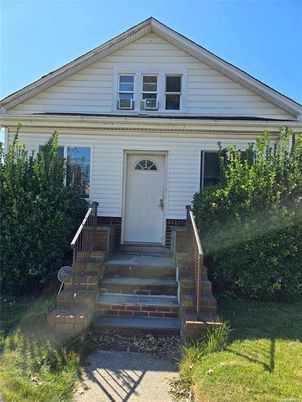 Exterior, Facade, Queen Anne Victorian
