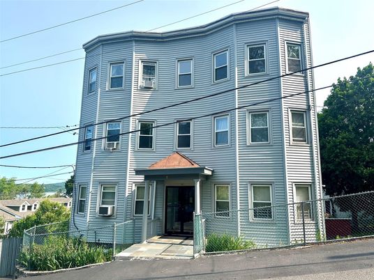 Exterior, Facade, Rowhouse