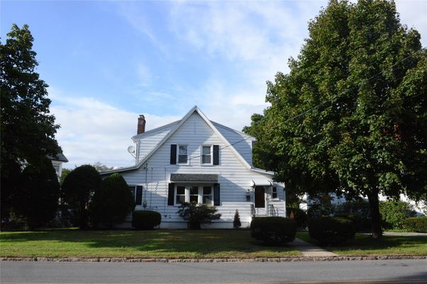 Exterior, Facade, Farmhouse