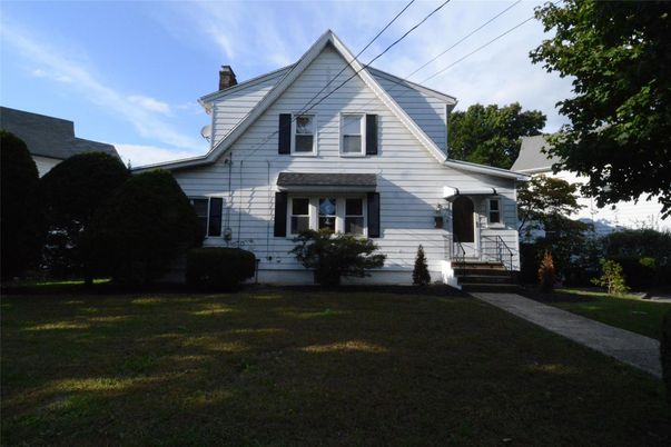 Exterior, Facade, Farmhouse