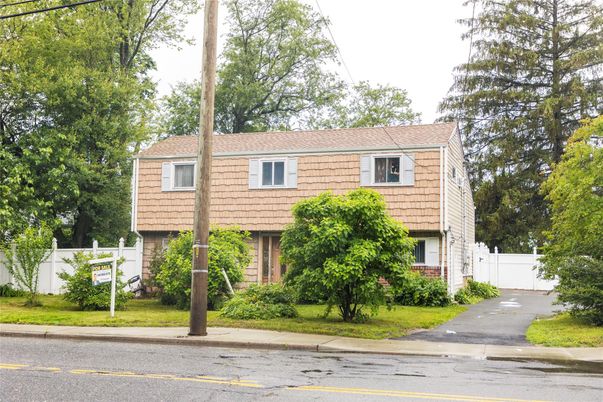 Exterior, Facade, Raised Ranch