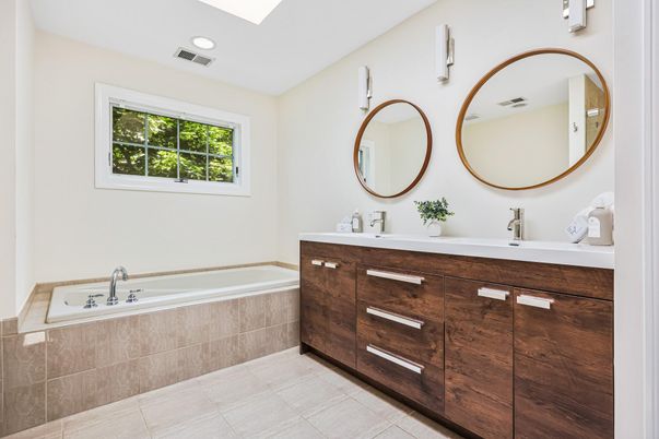 Bathroom, Dual Sink Vanities, Interior, Recessed Lighting