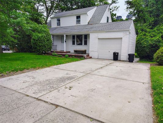 Attached, Exterior, Facade, Cape Cod