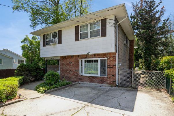 Exterior, Facade, Brick Facade, Split Level