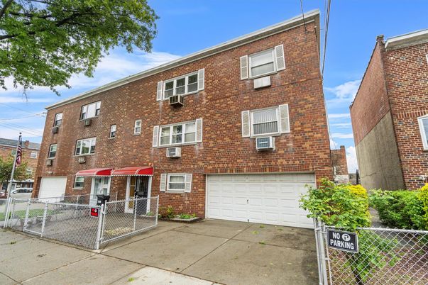 Attached, Exterior, Facade, Brick Facade, Rowhouse