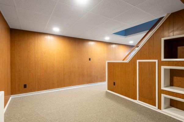 Empty room, Interior, Recessed Lighting, Wooden Walls