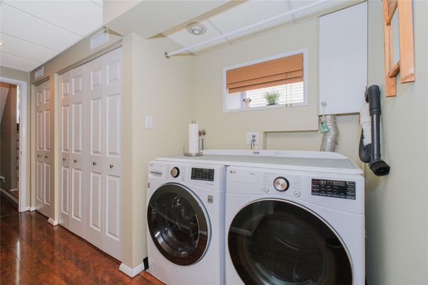 Interior, Washer, Wood Texture Flooring