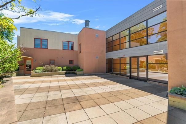 Exterior, Facade, Modern