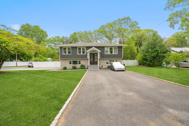 Exterior, Facade, Raised Ranch