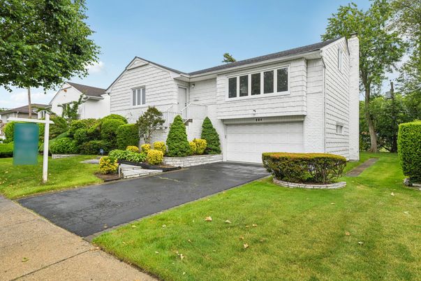 Attached, Exterior, Facade, Split Level