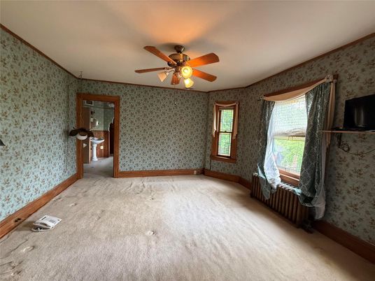 Empty room, Interior