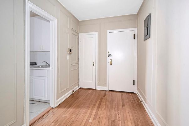 Interior, Washer, Wood Texture Flooring