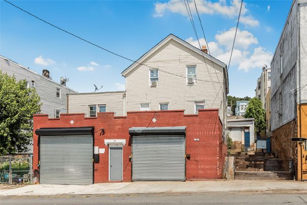 Attached, Exterior, Facade, Rowhouse