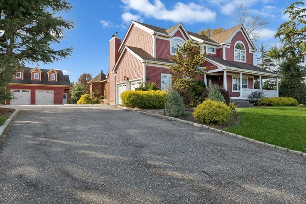 Attached, Exterior, Facade, Queen Anne Victorian