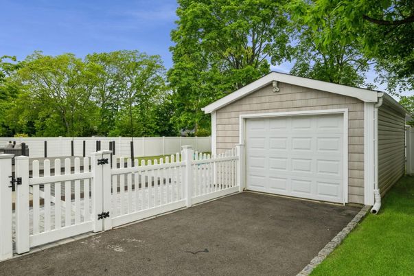 Detached Garage, Exterior