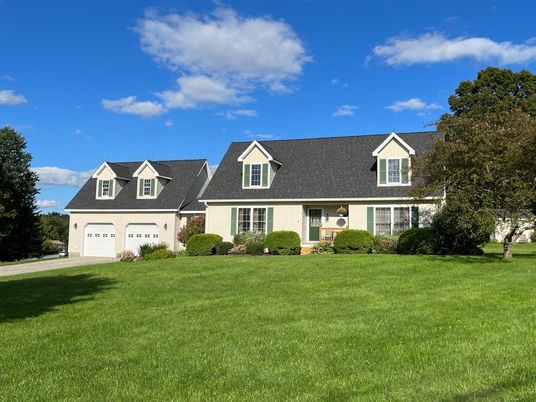 Attached, Exterior, Facade, Cape Cod