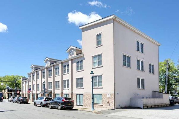 Exterior, Facade, Rowhouse