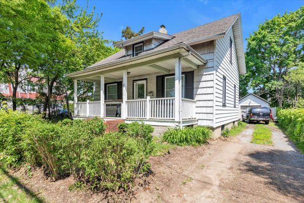 Exterior, Facade, American Foursquare