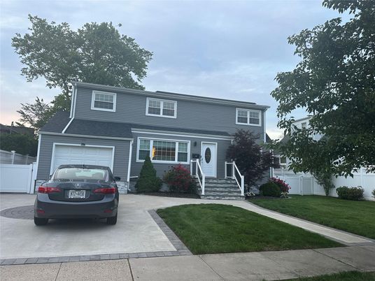 Attached, Exterior, Facade, Cape Cod