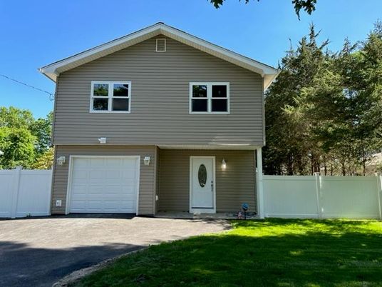 Attached, Exterior, Facade, Split Level