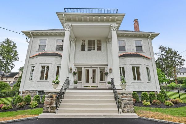 Exterior, Facade, American Foursquare