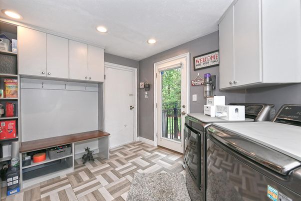 Interior, Recessed Lighting, Washer, Wood Texture Flooring