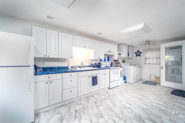 Interior, Kitchen, Marble, Recessed Lighting, Washer