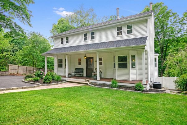 Exterior, Facade, American Foursquare
