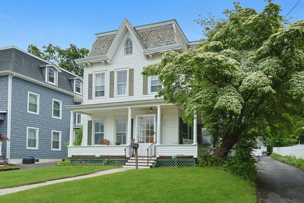 Exterior, Facade, Queen Anne Victorian