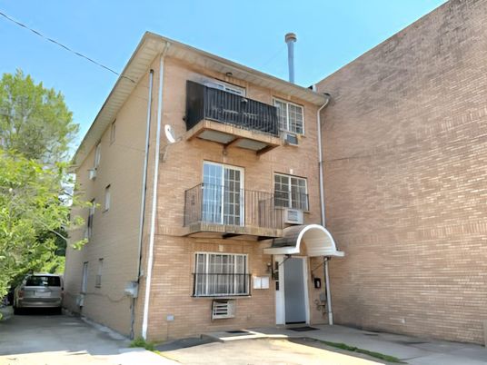 Exterior, Facade, Brick Facade, Rowhouse