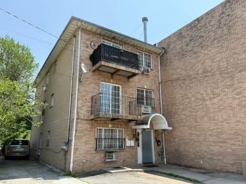 Exterior, Facade, Brick Facade, Rowhouse