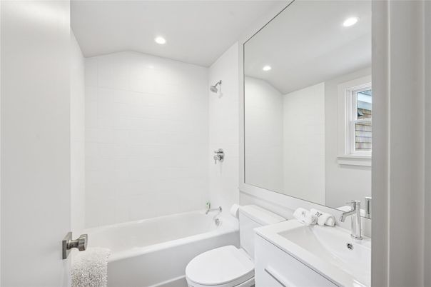 Bathroom, Interior, Recessed Lighting
