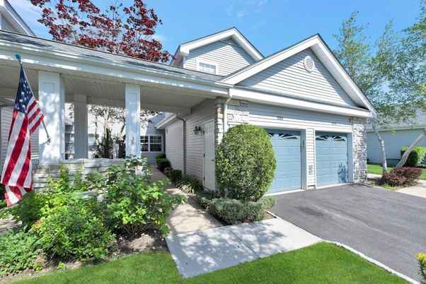 Attached, Exterior, Facade, American Craftsman