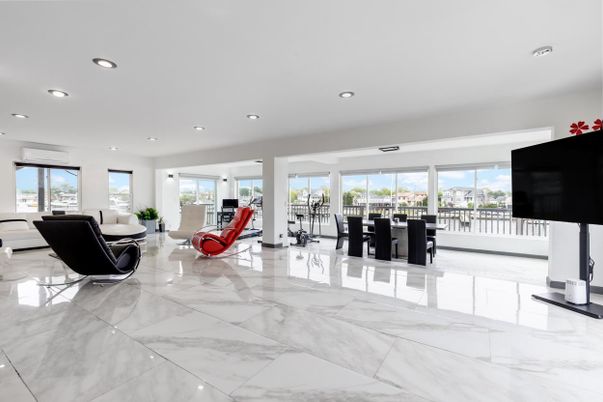 Fitness Equipment, Interior, Living room, Marble, Recessed Lighting, Water